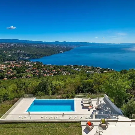 Beautiful In With Outdoor Swimming Pool Holiday home *